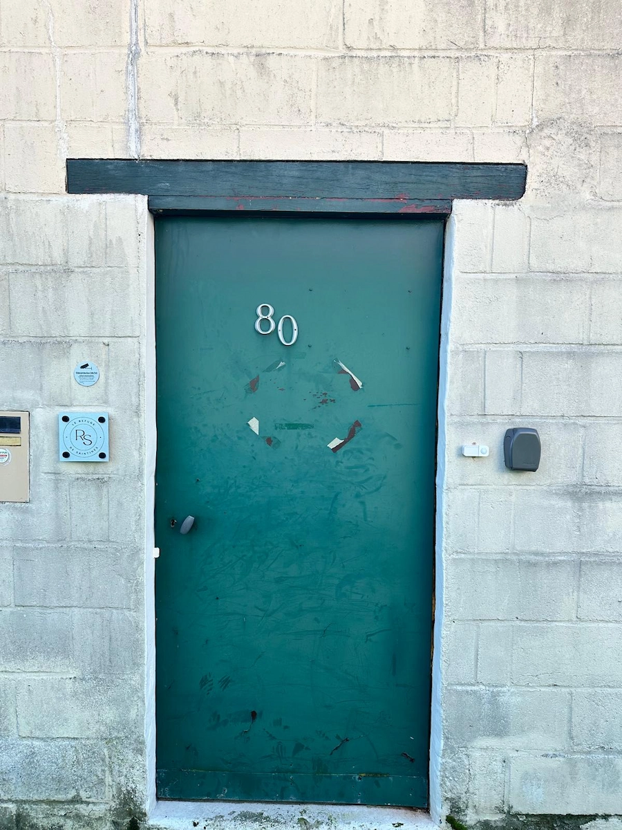 Porte verte numéro 80 (boîte à clés à proximité)